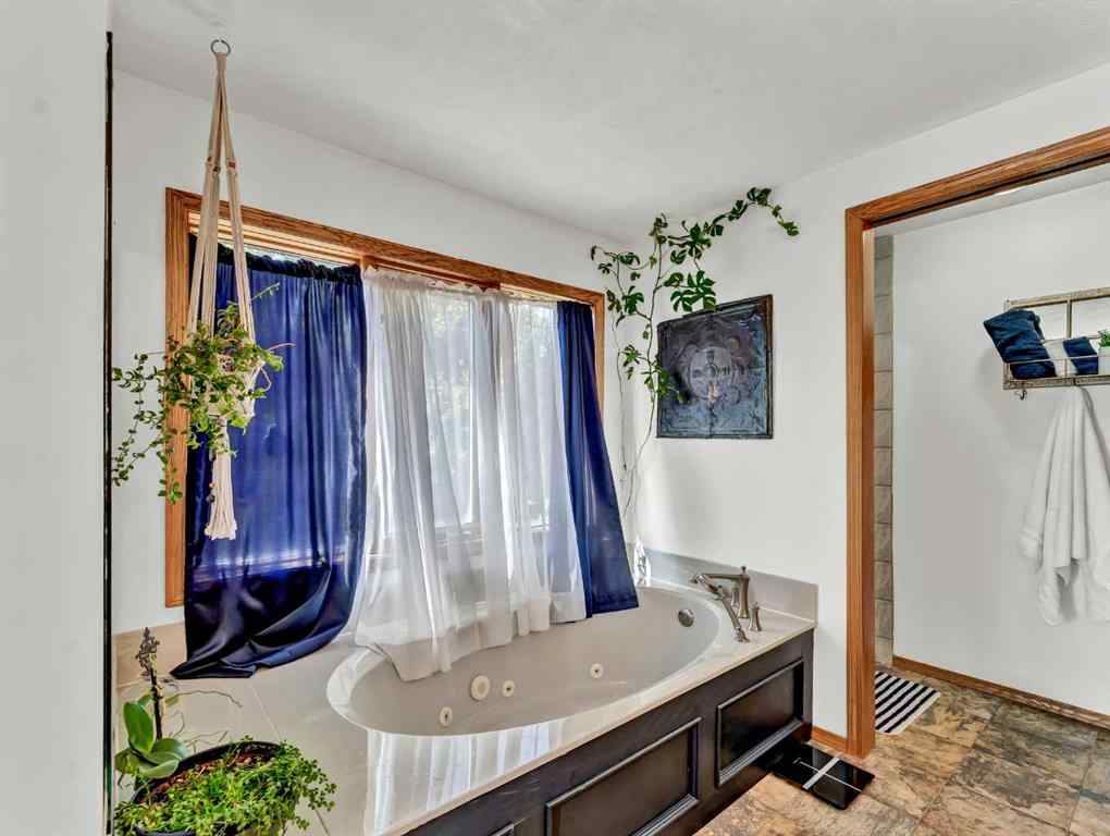 MLS® A2250633 - 18 Rideau Crescent SE in Ross Glen Medicine Hat, Residential