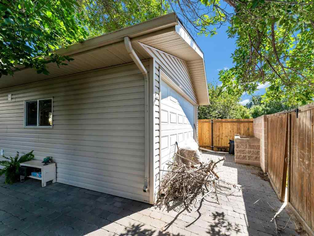 MLS® A2250633 - 18 Rideau Crescent SE in Ross Glen Medicine Hat, Residential