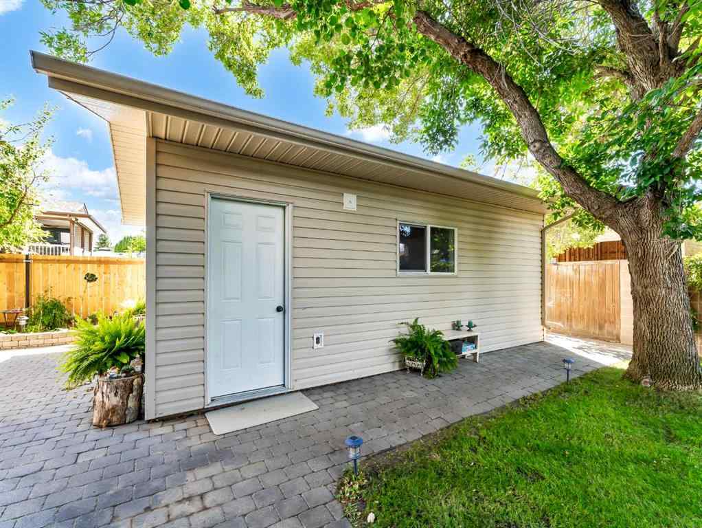 MLS® A2250633 - 18 Rideau Crescent SE in Ross Glen Medicine Hat, Residential