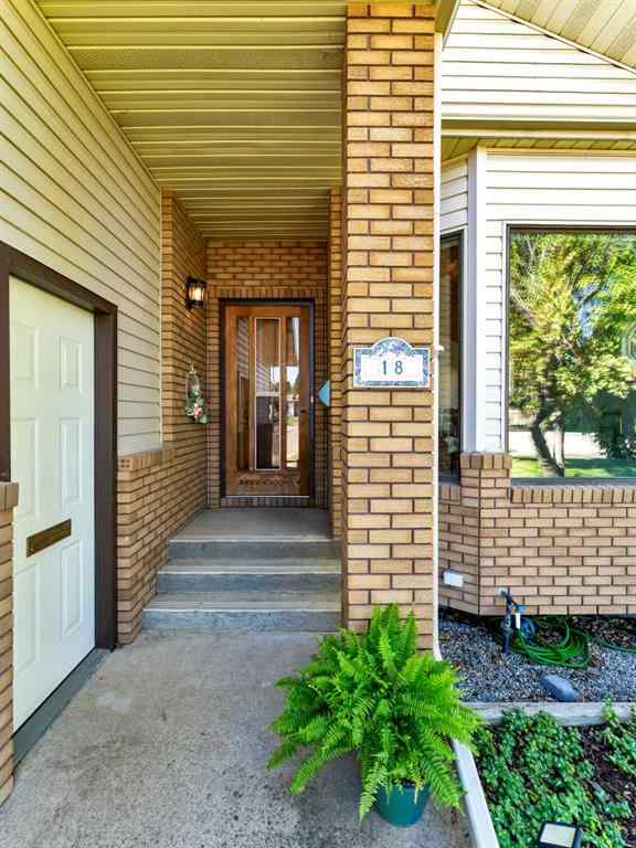 MLS® A2250633 - 18 Rideau Crescent SE in Ross Glen Medicine Hat, Residential