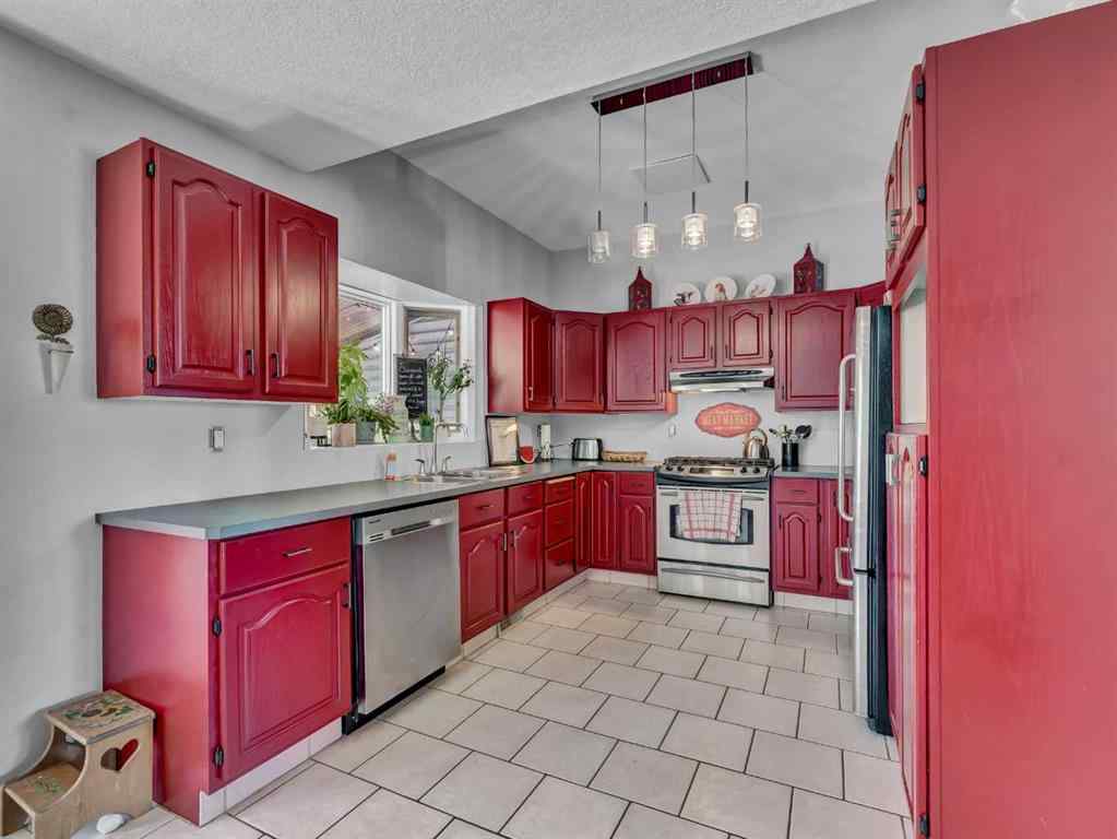 MLS® A2250633 - 18 Rideau Crescent SE in Ross Glen Medicine Hat, Residential