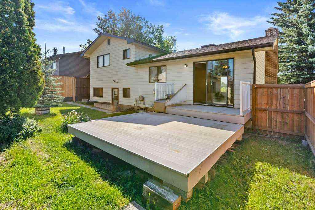 MLS® A2250670 - 4724 Rundlehorn Drive NE in Rundle Calgary, Residential