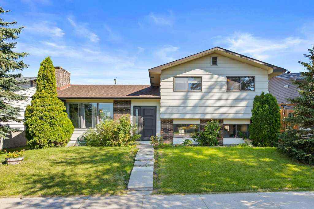 MLS® A2250670 - 4724 Rundlehorn Drive NE in Rundle Calgary, Residential