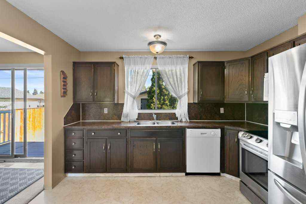 MLS® A2250670 - 4724 Rundlehorn Drive NE in Rundle Calgary, Residential