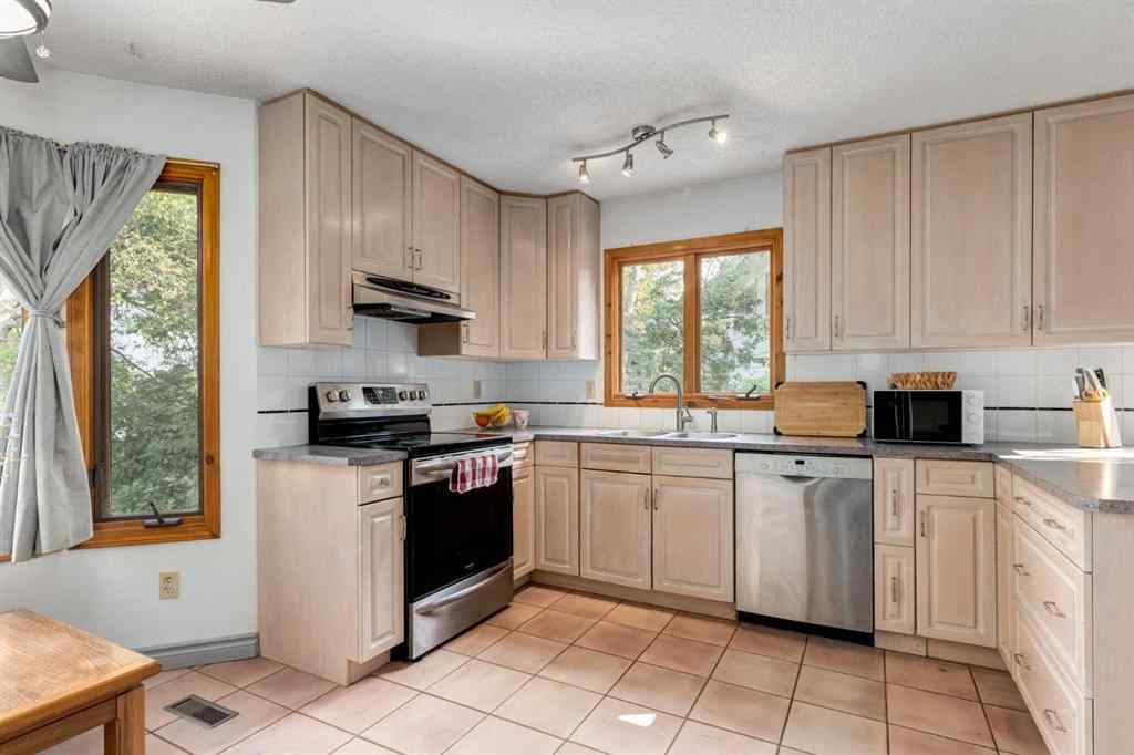 MLS® A2250804 - 7103 Hunterwood Road NW in Huntington Hills Calgary, Residential