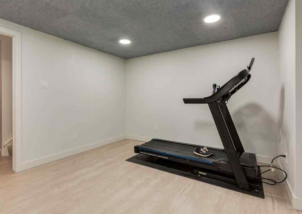 MLS® A2250810 - 127 Silvercreek Close NW in Silver Springs Calgary, Residential