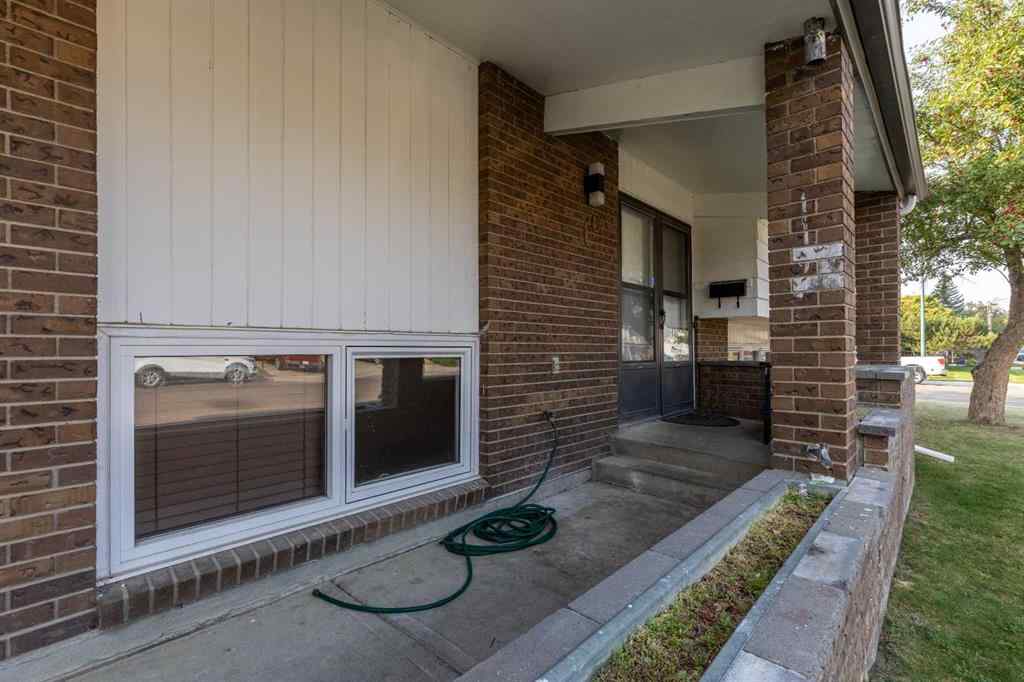 MLS® A2250813 - 10 Sheridan Road W in Varsity Village Lethbridge, Residential