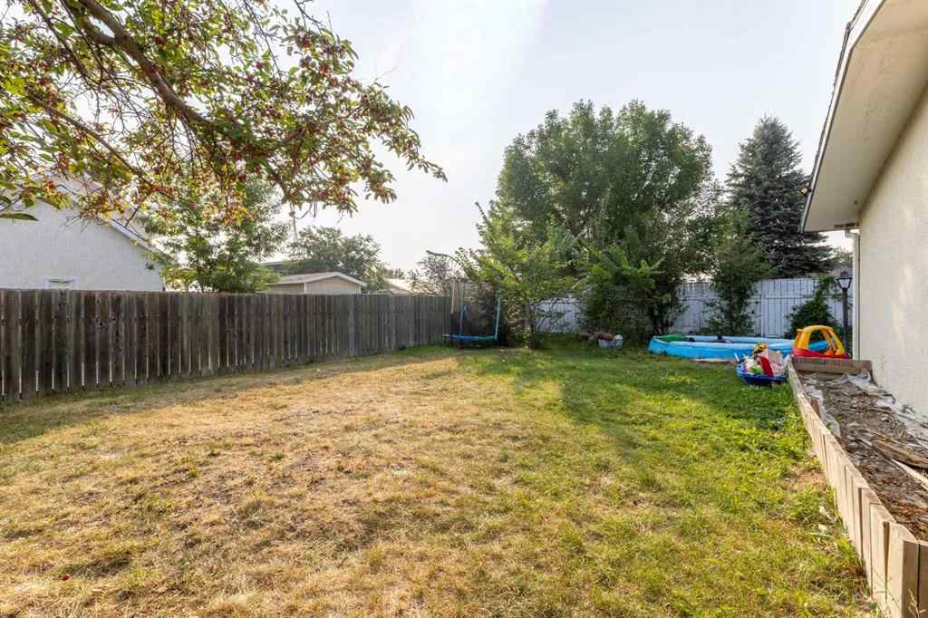 MLS® A2250813 - 10 Sheridan Road W in Varsity Village Lethbridge, Residential