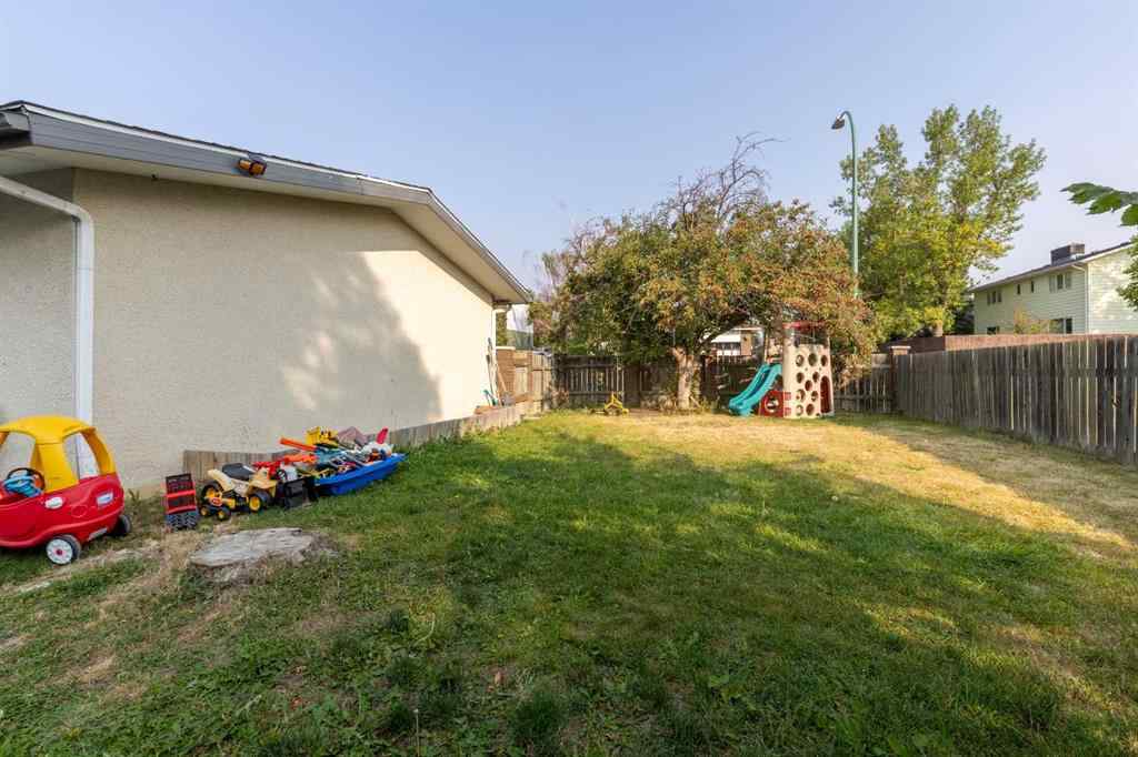 MLS® A2250813 - 10 Sheridan Road W in Varsity Village Lethbridge, Residential