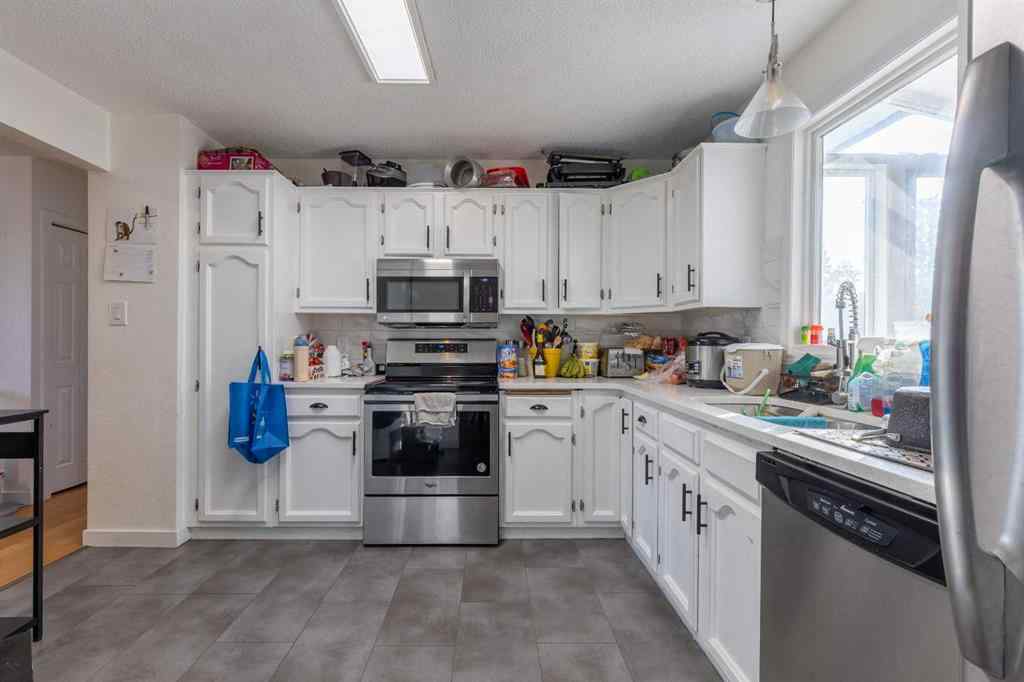 MLS® A2250813 - 10 Sheridan Road W in Varsity Village Lethbridge, Residential