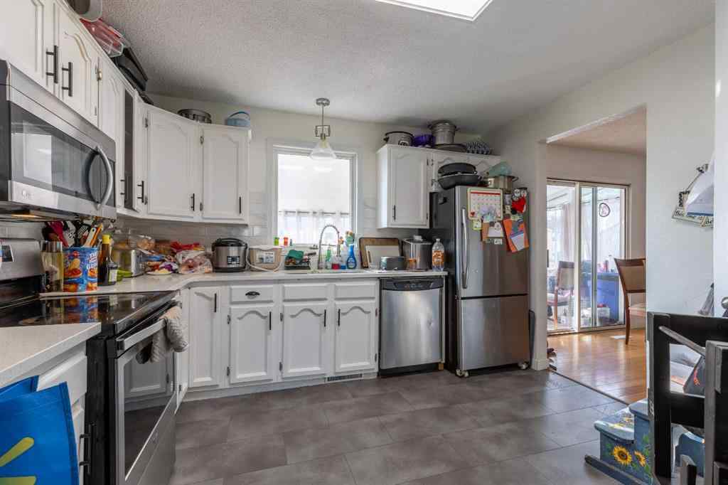 MLS® A2250813 - 10 Sheridan Road W in Varsity Village Lethbridge, Residential