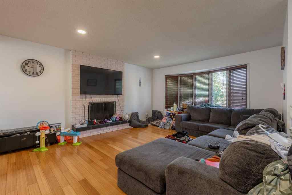 MLS® A2250813 - 10 Sheridan Road W in Varsity Village Lethbridge, Residential