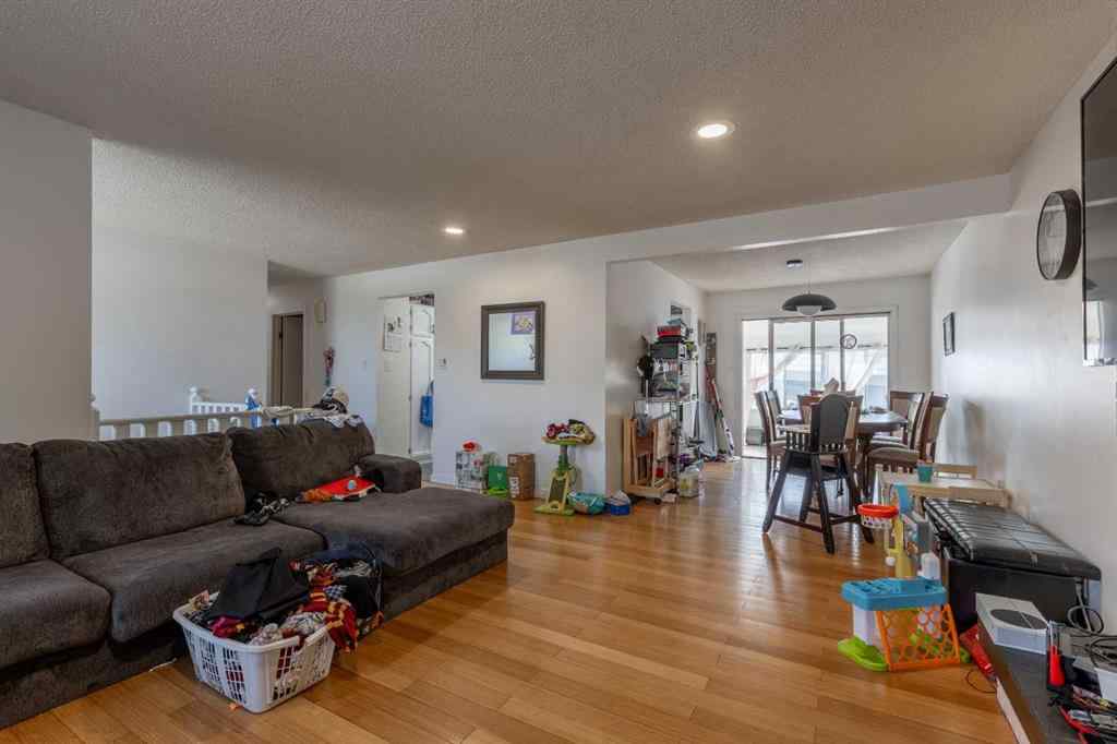 MLS® A2250813 - 10 Sheridan Road W in Varsity Village Lethbridge, Residential