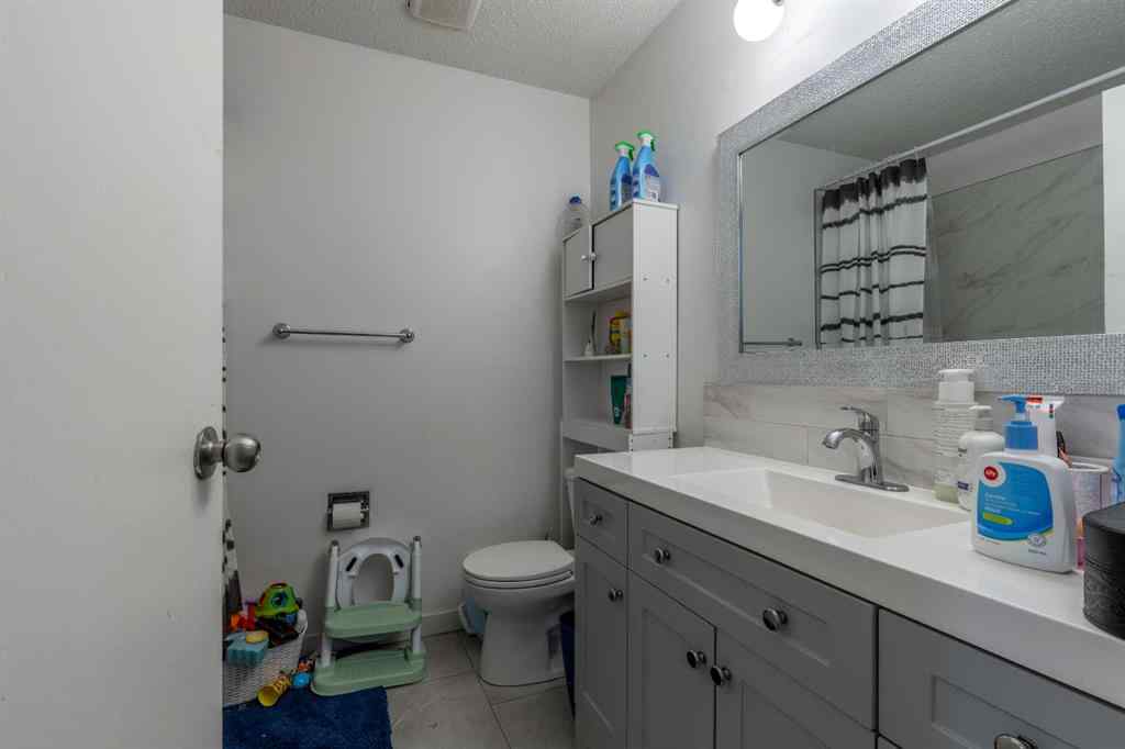 MLS® A2250813 - 10 Sheridan Road W in Varsity Village Lethbridge, Residential