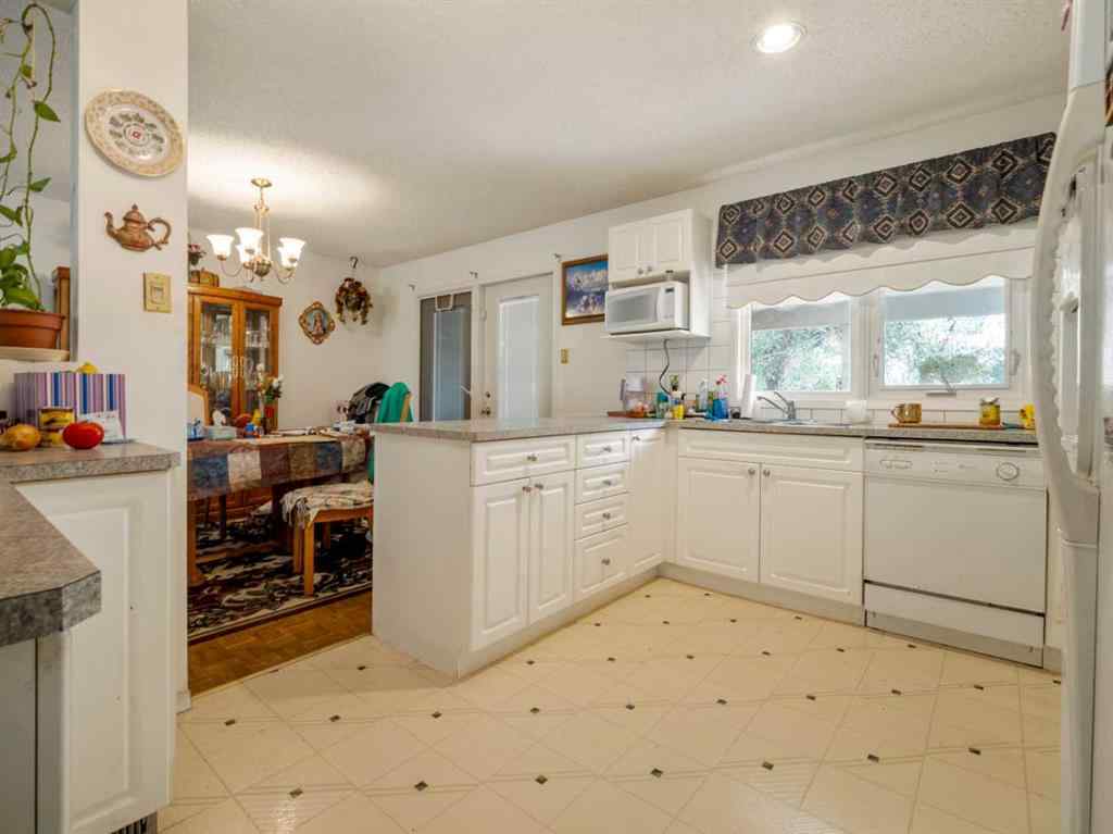 MLS® A2250879 - 18 Sheridan Place W in Varsity Village Lethbridge, Residential