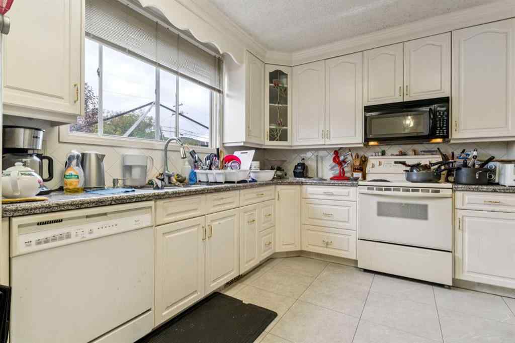 MLS® A2250914 - 233 27 Avenue NE in Tuxedo Park Calgary, Residential