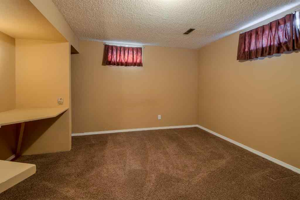 MLS® A2250939 - 946 Columbia Boulevard W in Varsity Village Lethbridge, Residential