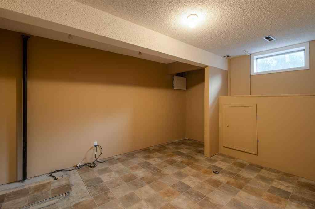 MLS® A2250939 - 946 Columbia Boulevard W in Varsity Village Lethbridge, Residential