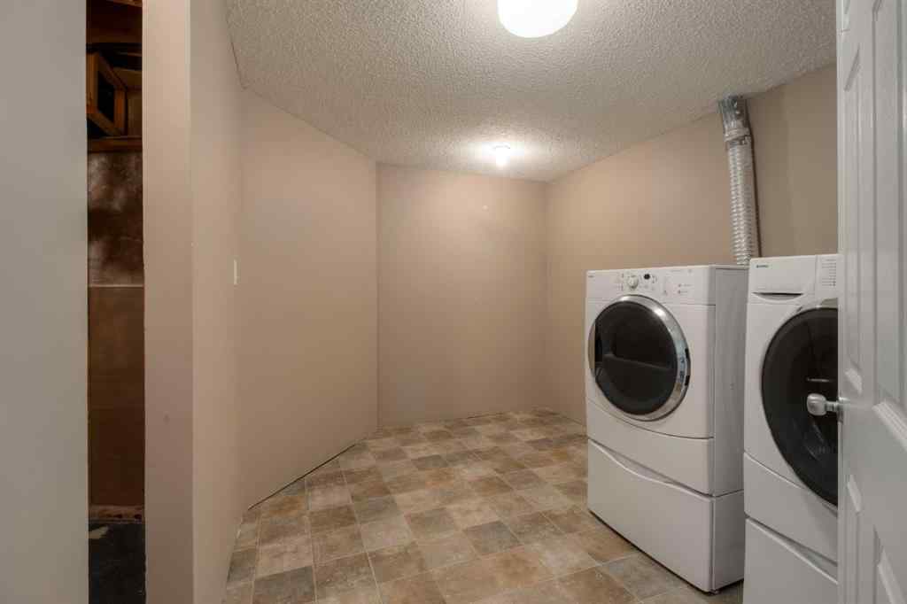 MLS® A2250939 - 946 Columbia Boulevard W in Varsity Village Lethbridge, Residential