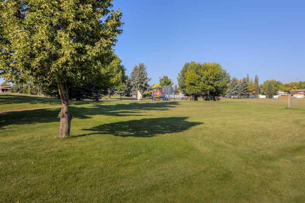MLS® A2250939 - 946 Columbia Boulevard W in Varsity Village Lethbridge, Residential