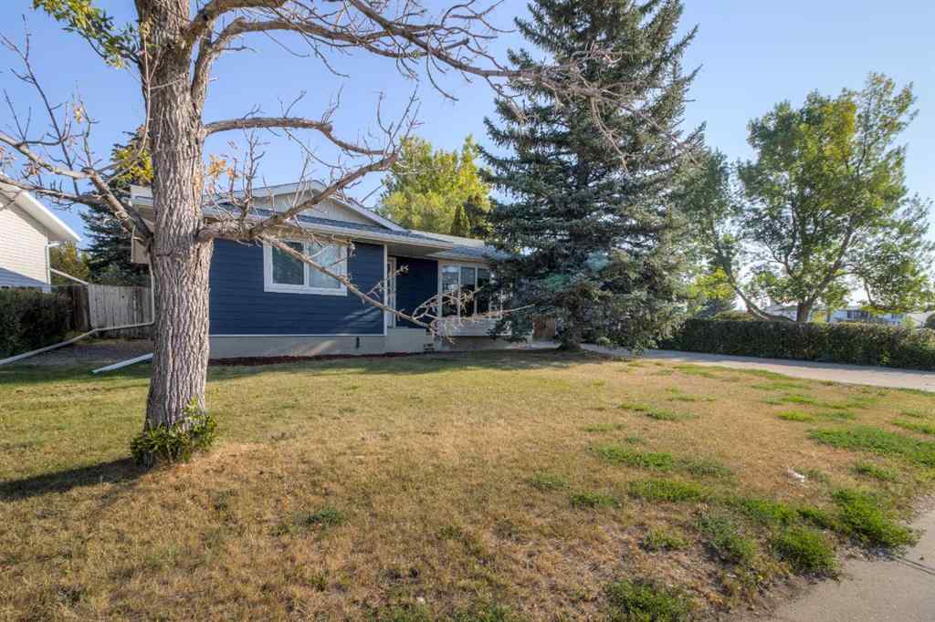 MLS® A2250939 - 946 Columbia Boulevard W in Varsity Village Lethbridge, Residential