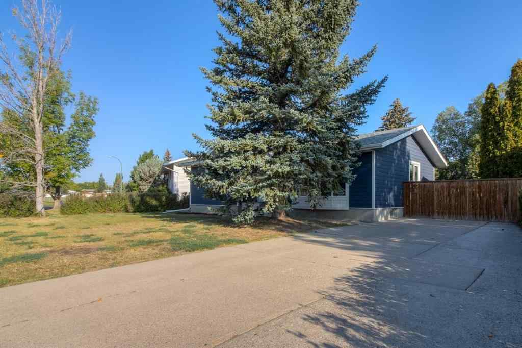 MLS® A2250939 - 946 Columbia Boulevard W in Varsity Village Lethbridge, Residential