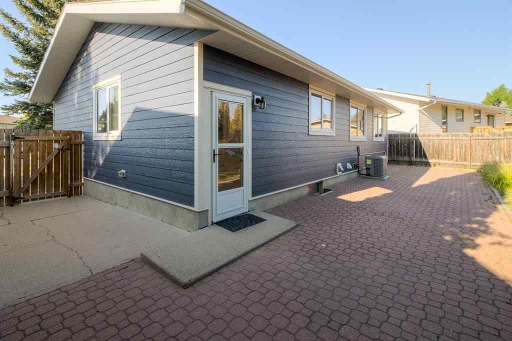 MLS® A2250939 - 946 Columbia Boulevard W in Varsity Village Lethbridge, Residential