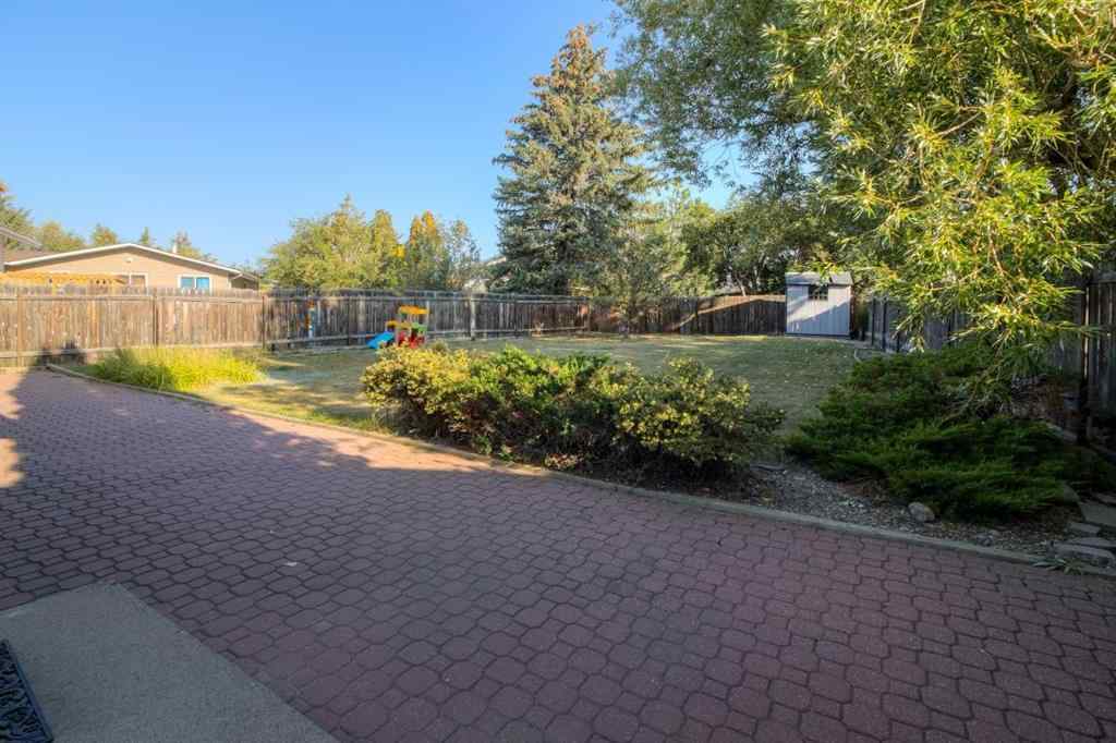 MLS® A2250939 - 946 Columbia Boulevard W in Varsity Village Lethbridge, Residential