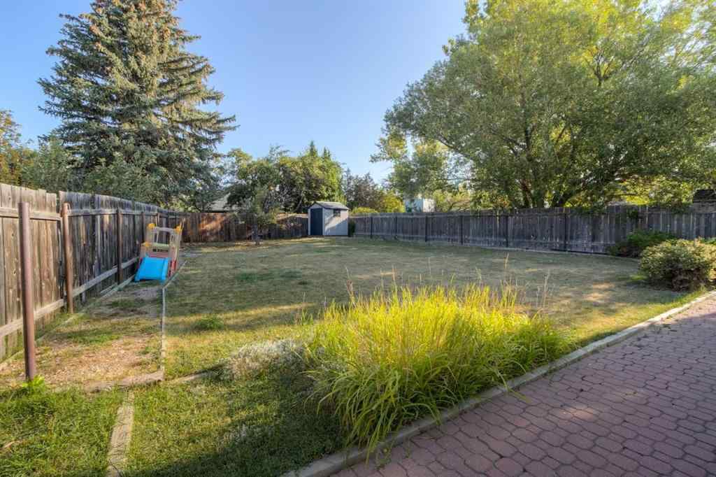 MLS® A2250939 - 946 Columbia Boulevard W in Varsity Village Lethbridge, Residential