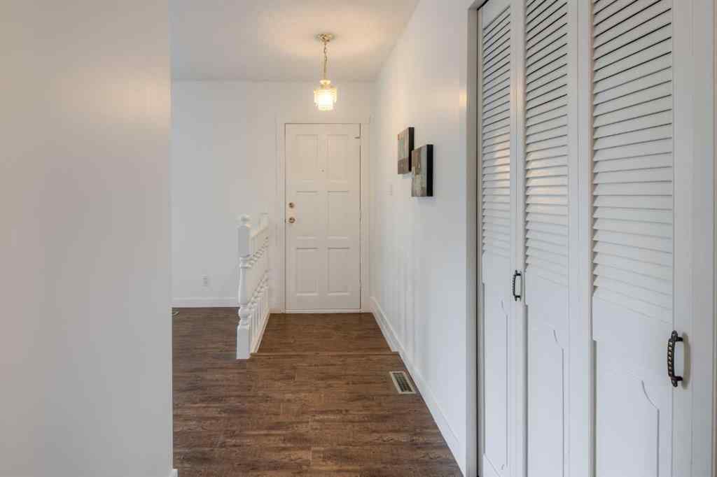 MLS® A2250939 - 946 Columbia Boulevard W in Varsity Village Lethbridge, Residential