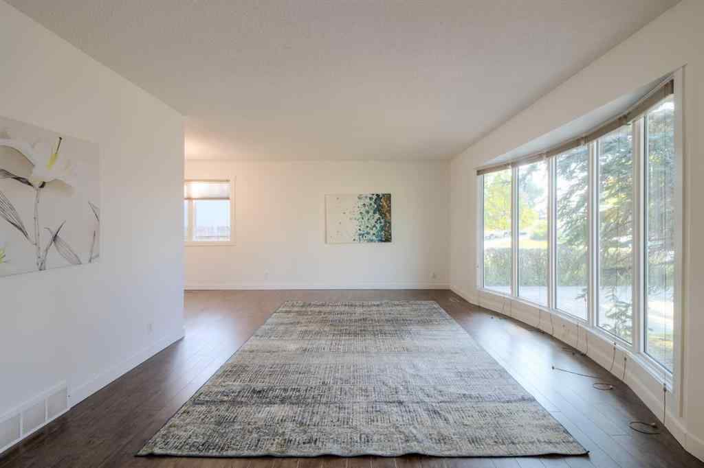 MLS® A2250939 - 946 Columbia Boulevard W in Varsity Village Lethbridge, Residential