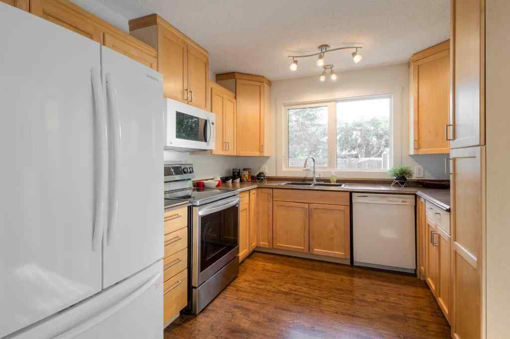 MLS® A2250939 - 946 Columbia Boulevard W in Varsity Village Lethbridge, Residential