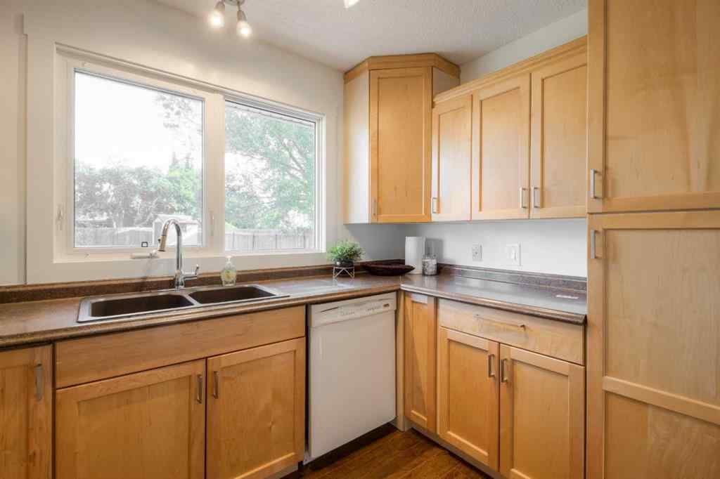 MLS® A2250939 - 946 Columbia Boulevard W in Varsity Village Lethbridge, Residential