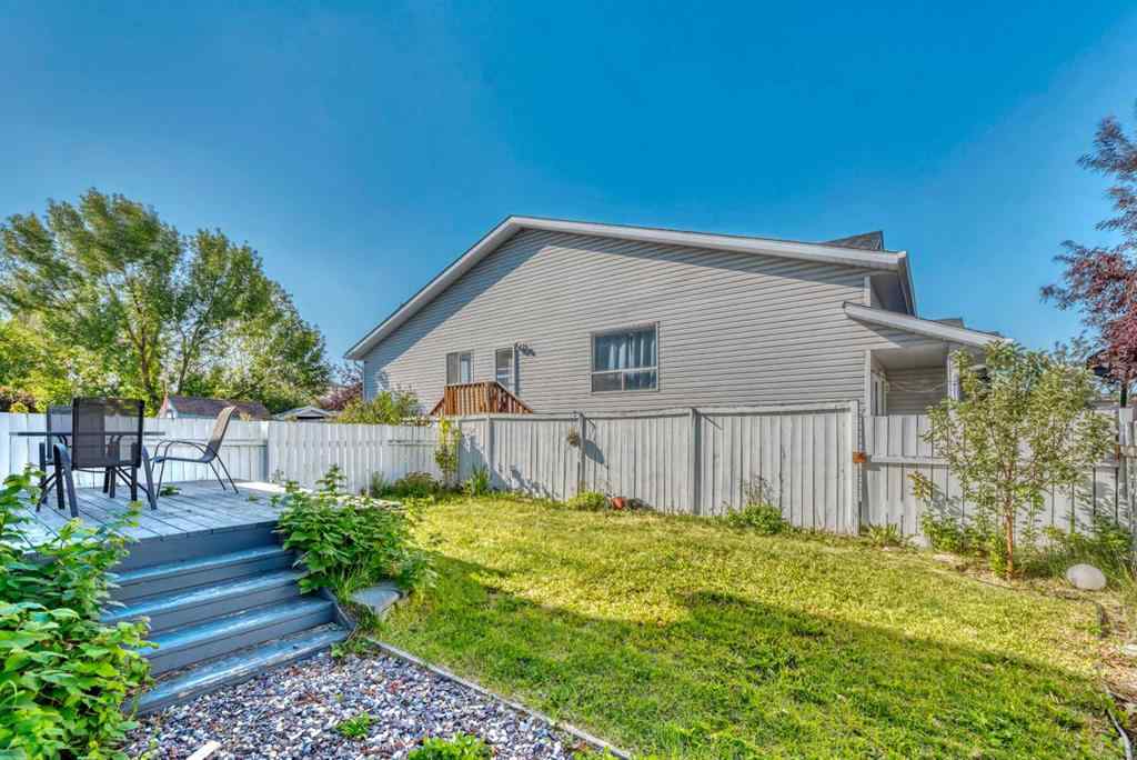 MLS® A2250973 - 237 Willowbrook Close NW in Willowbrook Airdrie, Residential