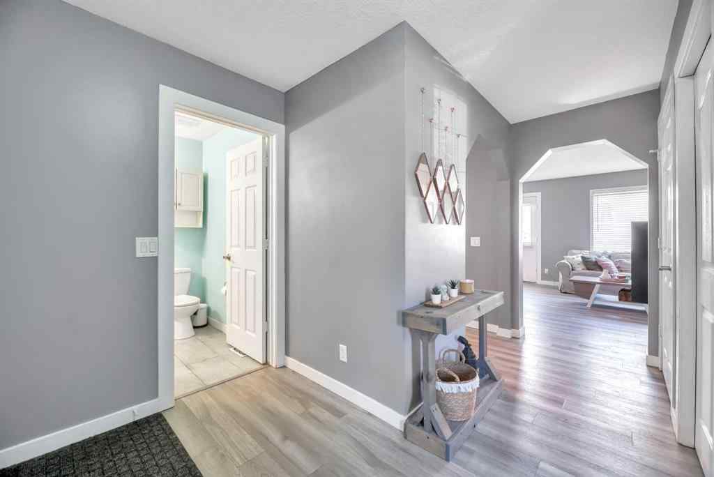 MLS® A2250973 - 237 Willowbrook Close NW in Willowbrook Airdrie, Residential