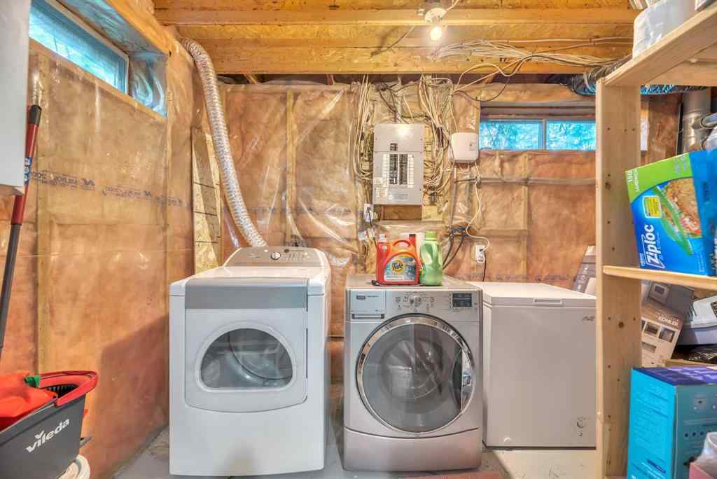 MLS® A2250973 - 237 Willowbrook Close NW in Willowbrook Airdrie, Residential
