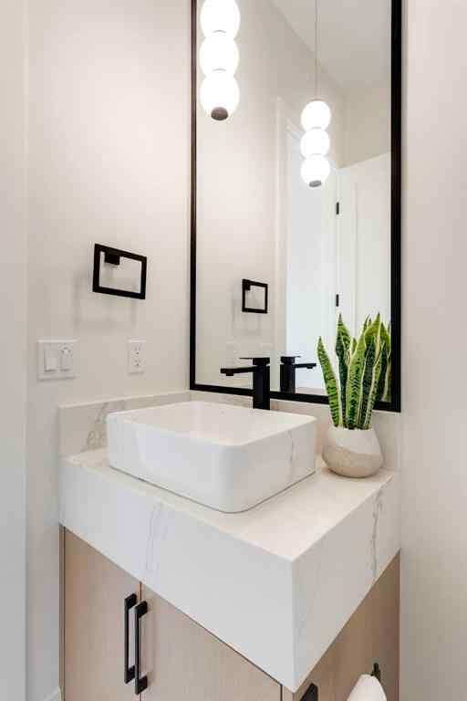 MLS® A2251066 - 422 14 Avenue NE in Renfrew Calgary, Residential
