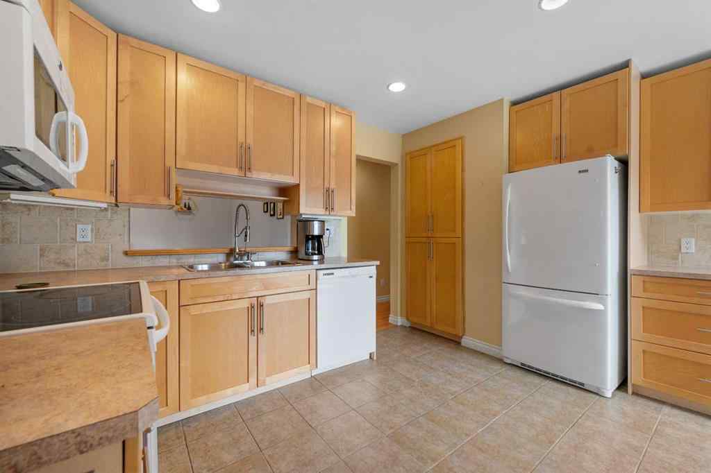 MLS® A2251080 - 924 Cannock Road SW in Canyon Meadows Calgary, Residential