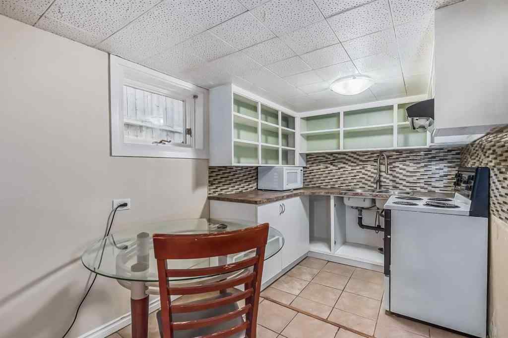 MLS® A2251085 - 2111 Broadview Road NW in West Hillhurst Calgary, Residential
