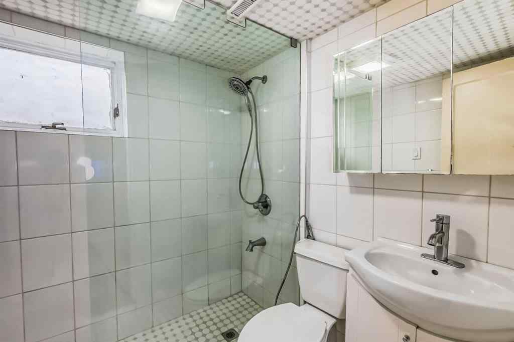 MLS® A2251085 - 2111 Broadview Road NW in West Hillhurst Calgary, Residential