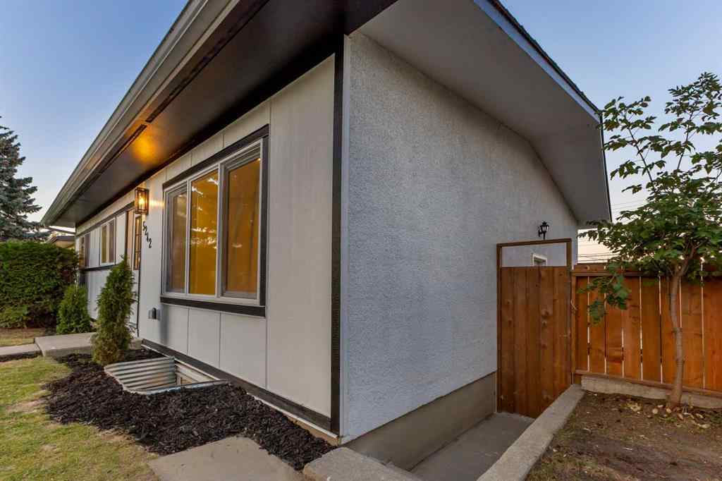 MLS® A2251145 - 5242 Thomas Street NE in Thorncliffe Calgary, Residential