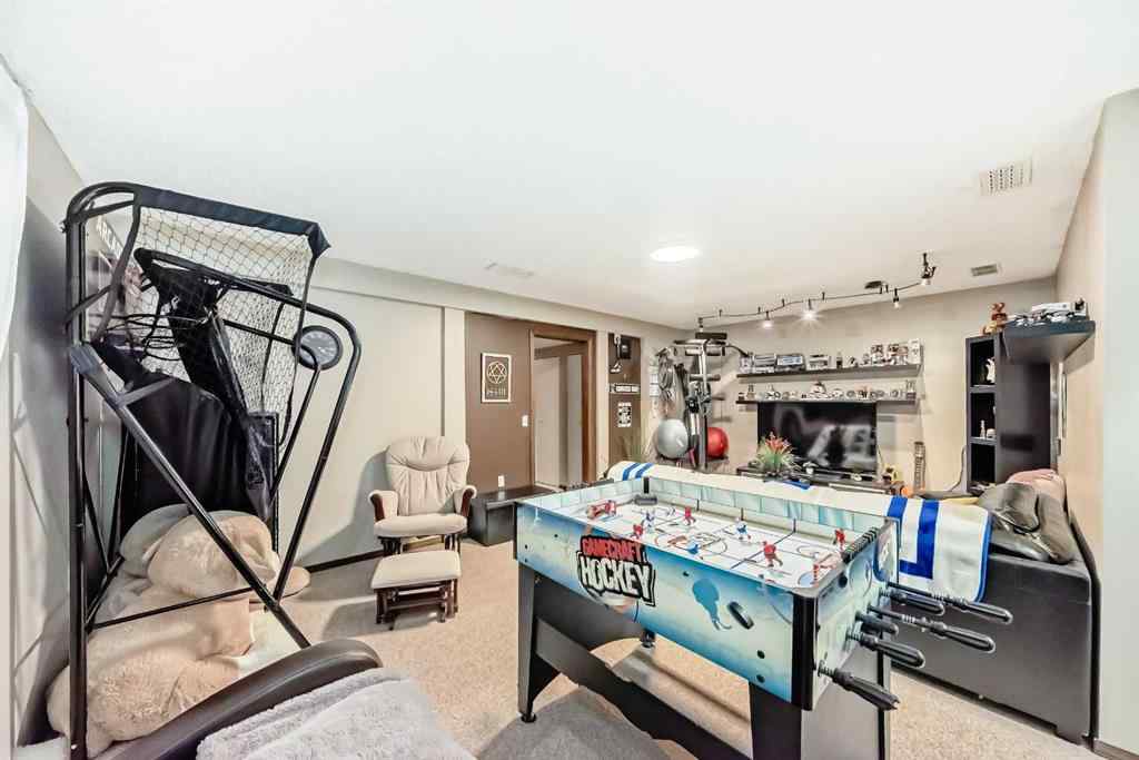 MLS® A2251155 - 7126 Laguna Way NE in Monterey Park Calgary, Residential