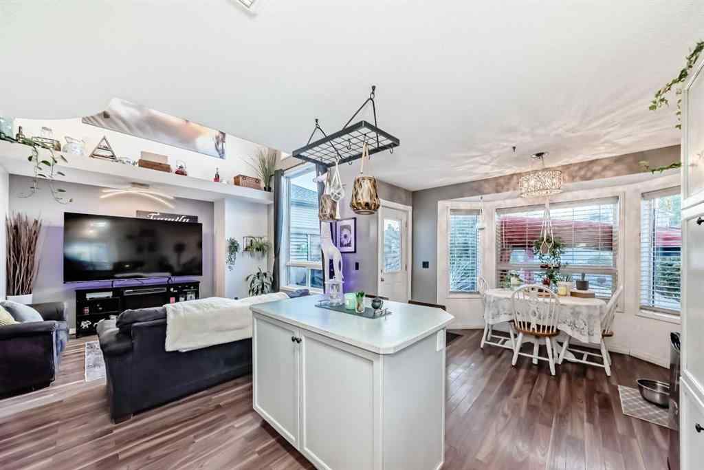 MLS® A2251155 - 7126 Laguna Way NE in Monterey Park Calgary, Residential
