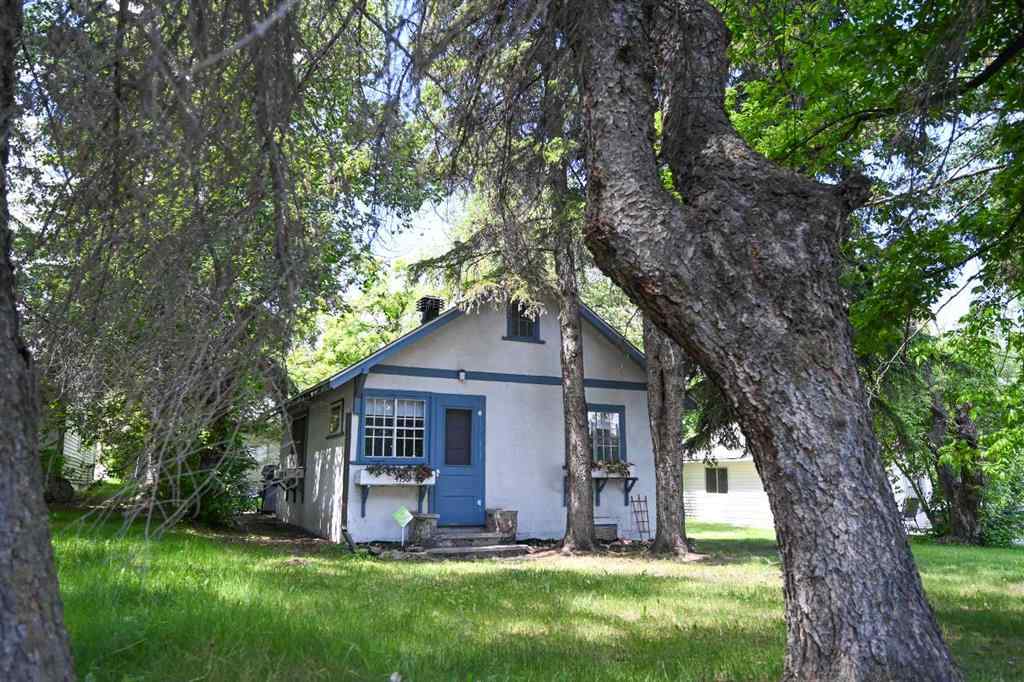 MLS® A2251325 - 4738 50 Street E in Downtown Sylvan Lake, Residential