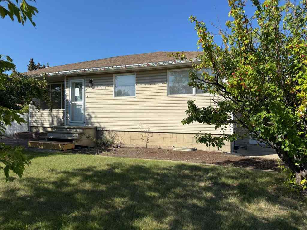 MLS® A2251327 - 9204 100 Street  in Swanavon Grande Prairie, Residential