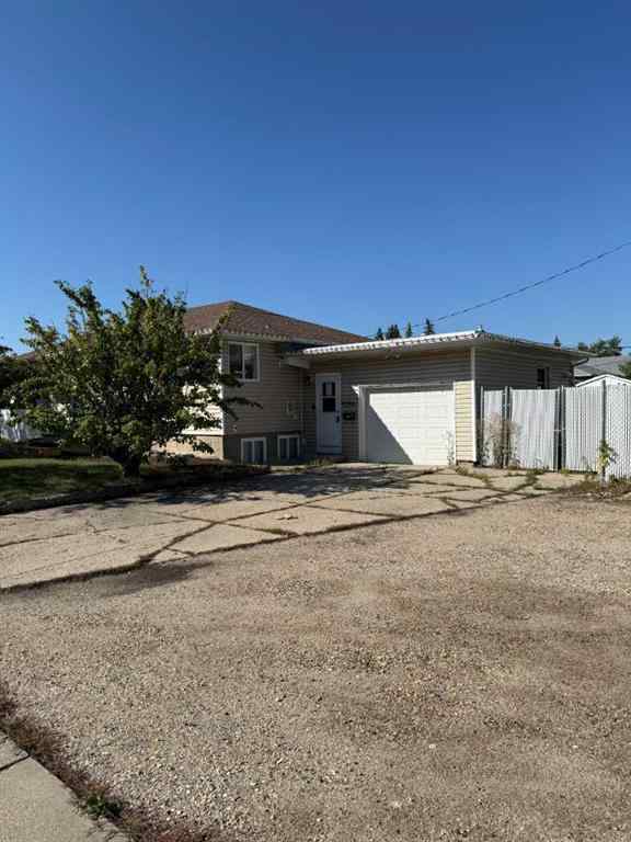 MLS® A2251327 - 9204 100 Street  in Swanavon Grande Prairie, Residential