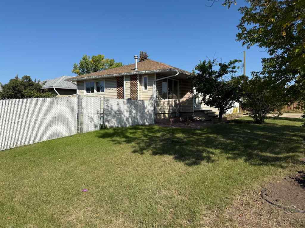 MLS® A2251327 - 9204 100 Street  in Swanavon Grande Prairie, Residential