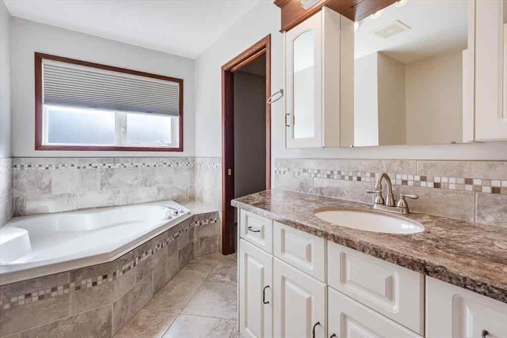 MLS® A2251384 - 6401 55 Avenue  in Lucas Heights Ponoka, Residential