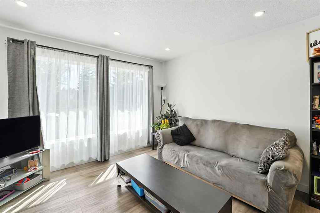 MLS® A2251411 - 432 25 Avenue NE in Winston Heights/Mountview Calgary, Residential