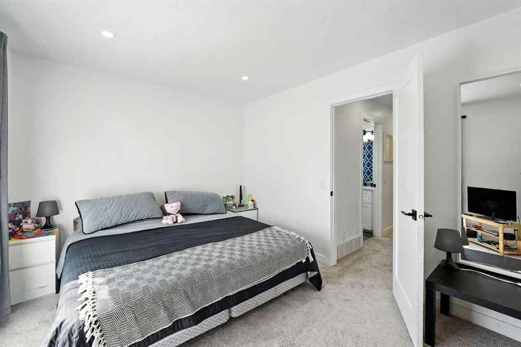 MLS® A2251411 - 432 25 Avenue NE in Winston Heights/Mountview Calgary, Residential